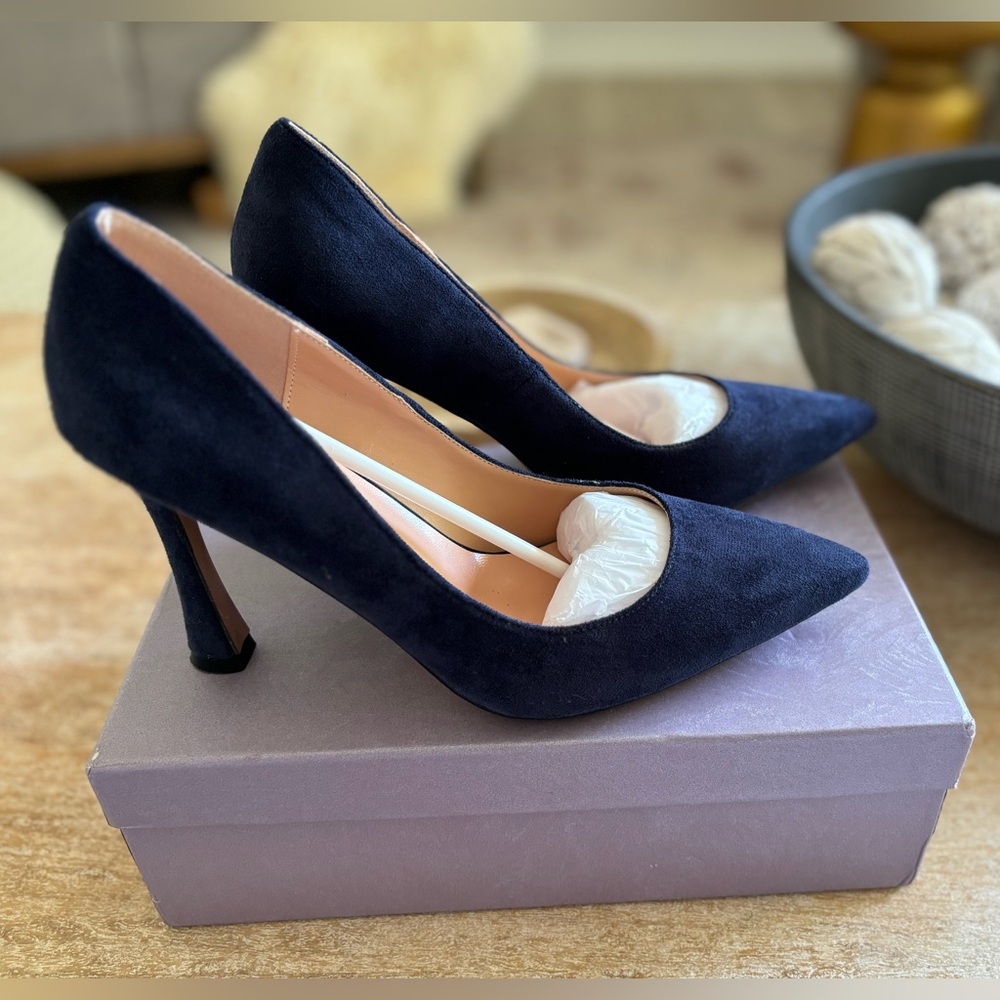 Navy pumps